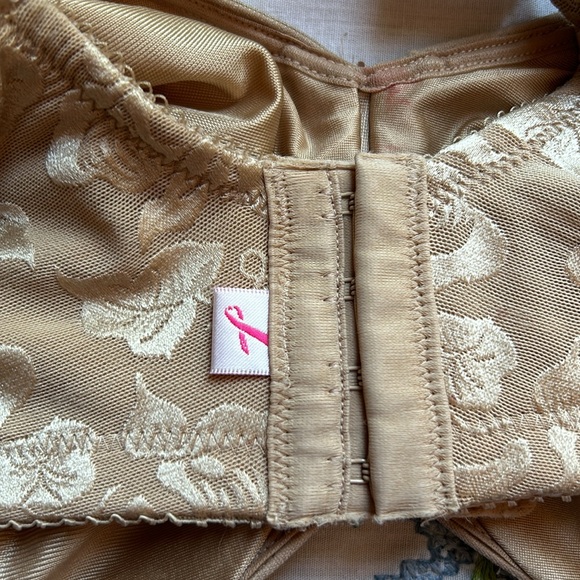 Wacoal bra size 42DDD fully lined with lace overlay, nude color. No noted flaws. - Picture 4 of 8